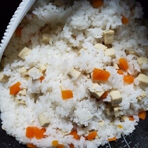 高野豆腐と人参の優しい炊き込みご飯